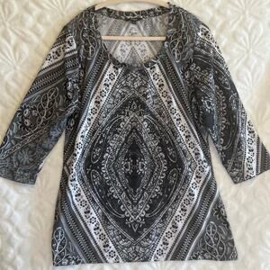 Kiara black and white rhinestoned top diamond floral pattern preowned excellent